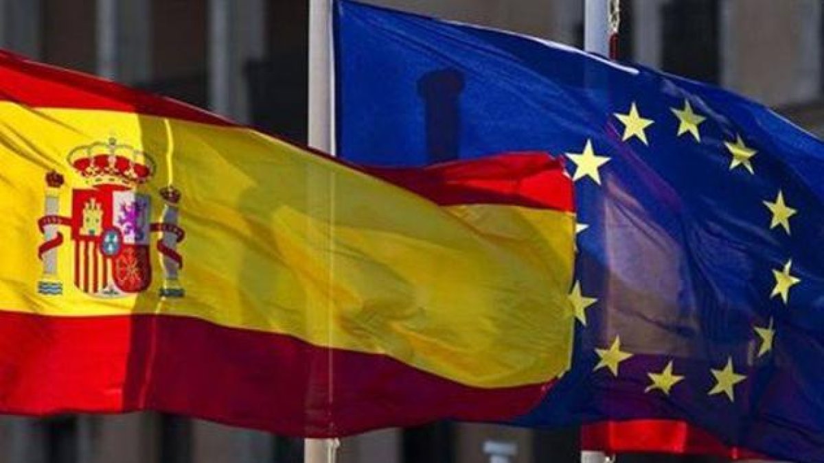 Banderas de España y la Unión Europea / ReasonWhy