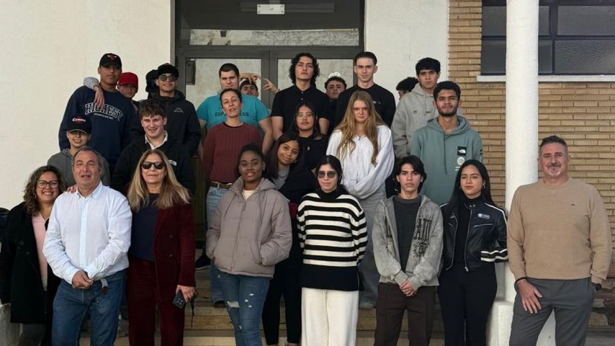 Algunos de los jóvenes participantes en los programas junto a los docentes.