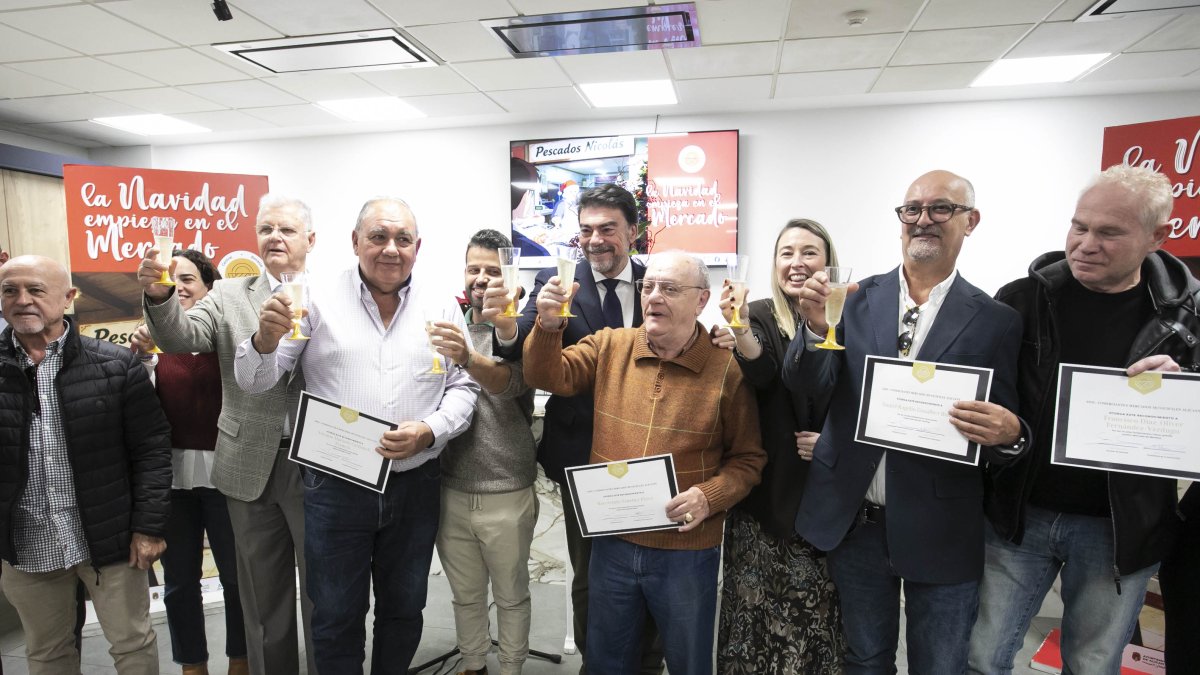 Momento del brindis en el Mercado Central con la presencia del alcalde de Alicante, Luis Barcala, y los cuatro comerciantes que se jubilan.