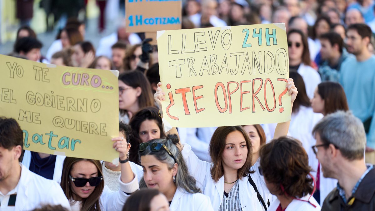 Decenas de médicos durante una concentración convocada por el Sindicato Médico contra el Estatuto Marco propuesto por el Ministerio de Sanidad.