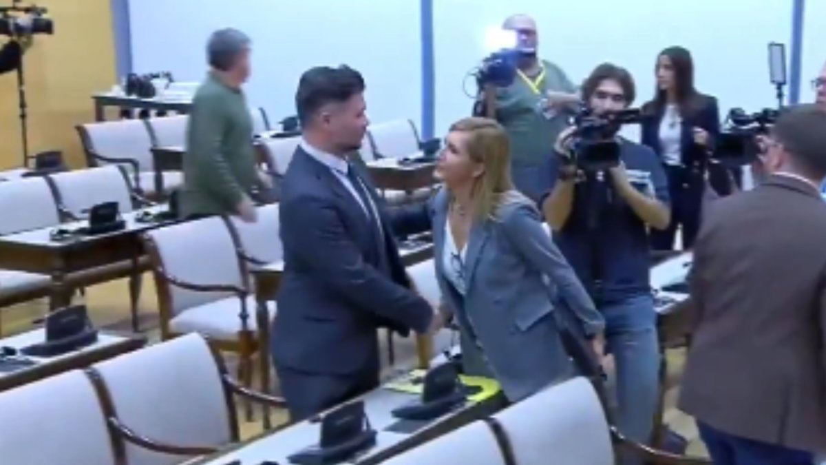 Gabriel Rufián saluda a Salomé Pradas antes de la comisión del Congreso por la DANA y le hace