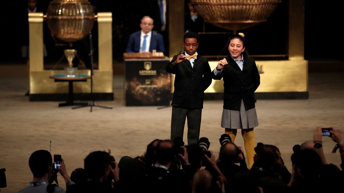 Los niños de San Ildefonso entonan los números y premios del sorteo más esperado del año, una tradición que emociona a millones de hogares en España cada 22 de diciembre.