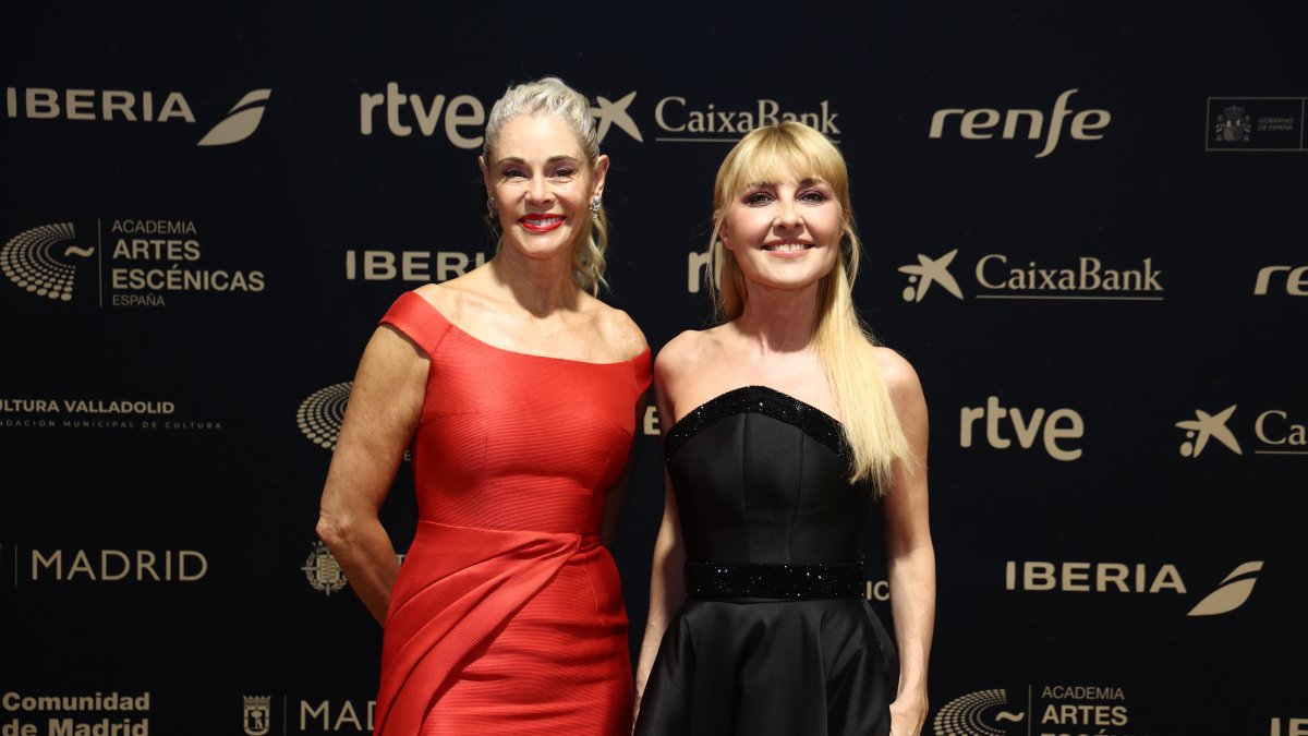 La actriz Belén Rueda y la presidenta de la Academia, Cayetana Guillén-Cuervo posan antes de la Gala de la Academia de las Artes Escénicas.