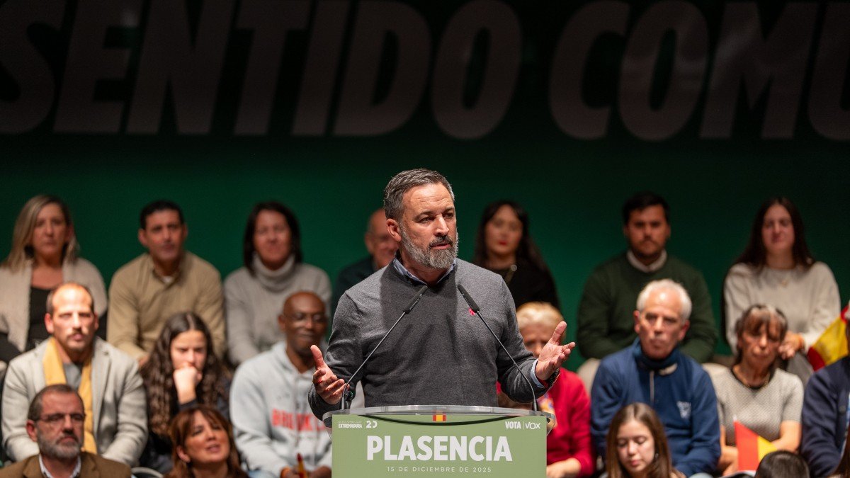 El presidente de Vox, Santiago Abascal en un mitin de campaña en Plasencia