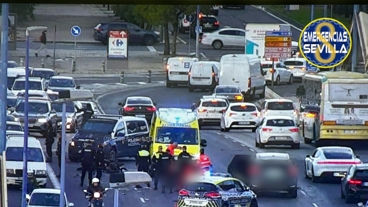 Accidente de tráfico en el Puente del Cristo de la Expiración de Sevilla.