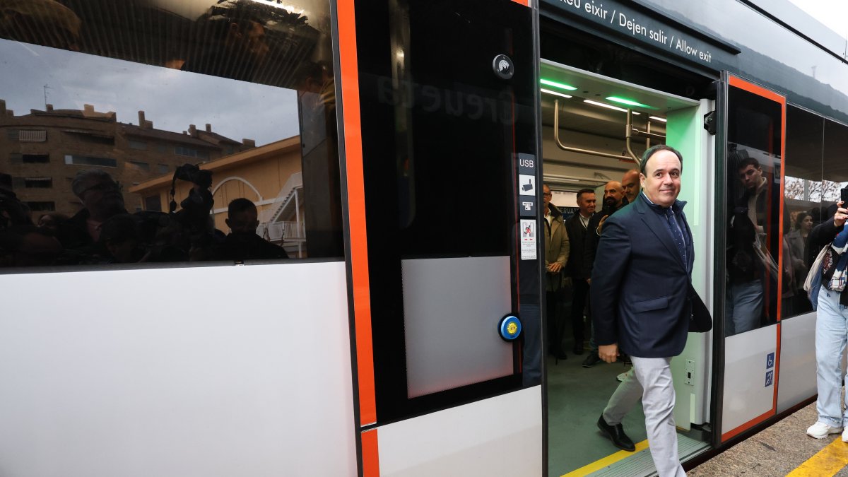 El presidente Juanfran Pérez Llorca en el TRAM de Alicante