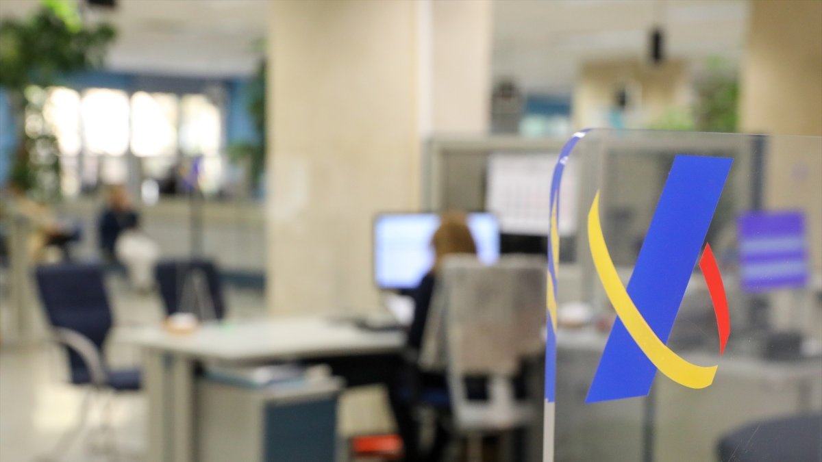 Una empleada trabaja en una oficina de la Agencia Tributaria.
MARTA FERNÁNDEZ / EUROPA PRESS
05/4/2022