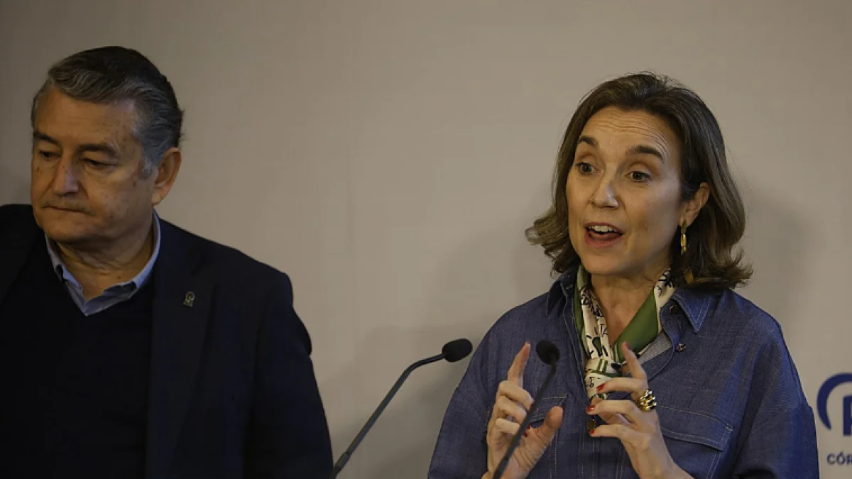 Cuca Gamarra, con Antonio Sanz, durante su comparecencia en Córdoba/ Ángel Rodríguez