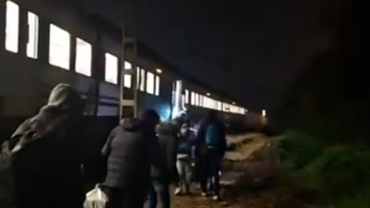 Pasajeros siendo trasladados a otro tren en mitad de la noche.