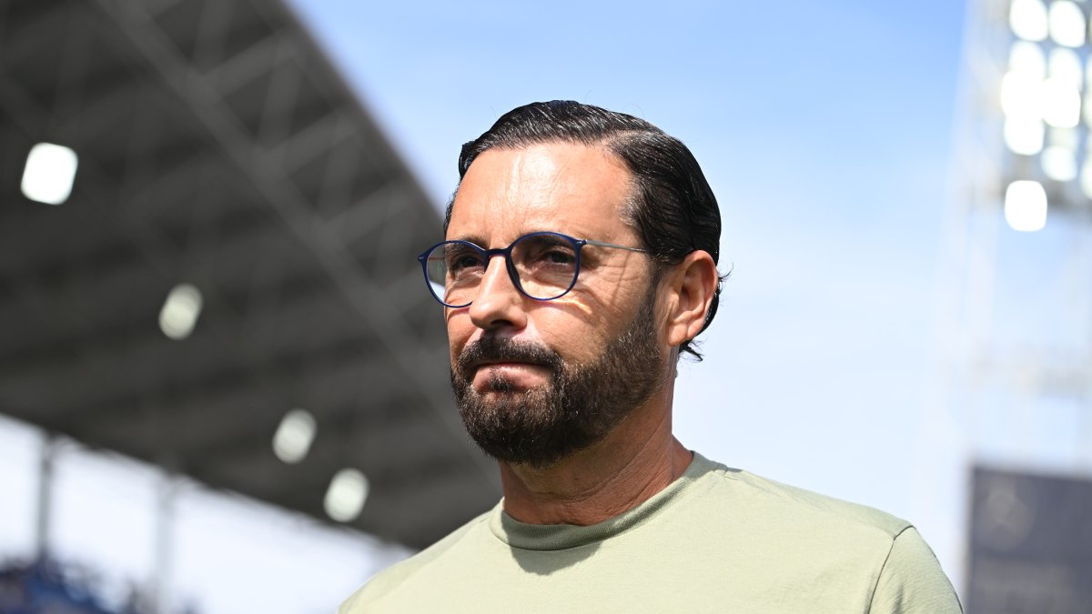 Bordalás pensativo en el Coliseum antes de enfrentarse al Levante UD