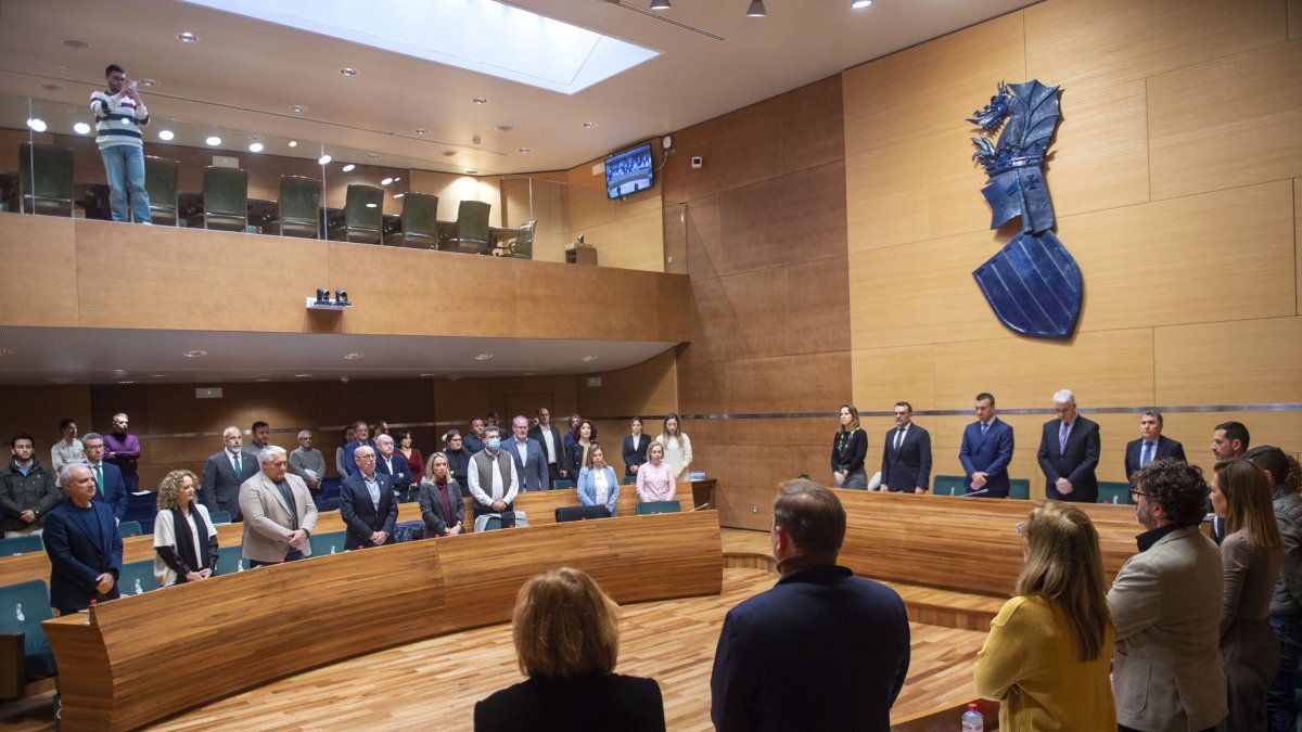 Minuto de silencio antes del inicio del pleno de la Diputación de Valencia .