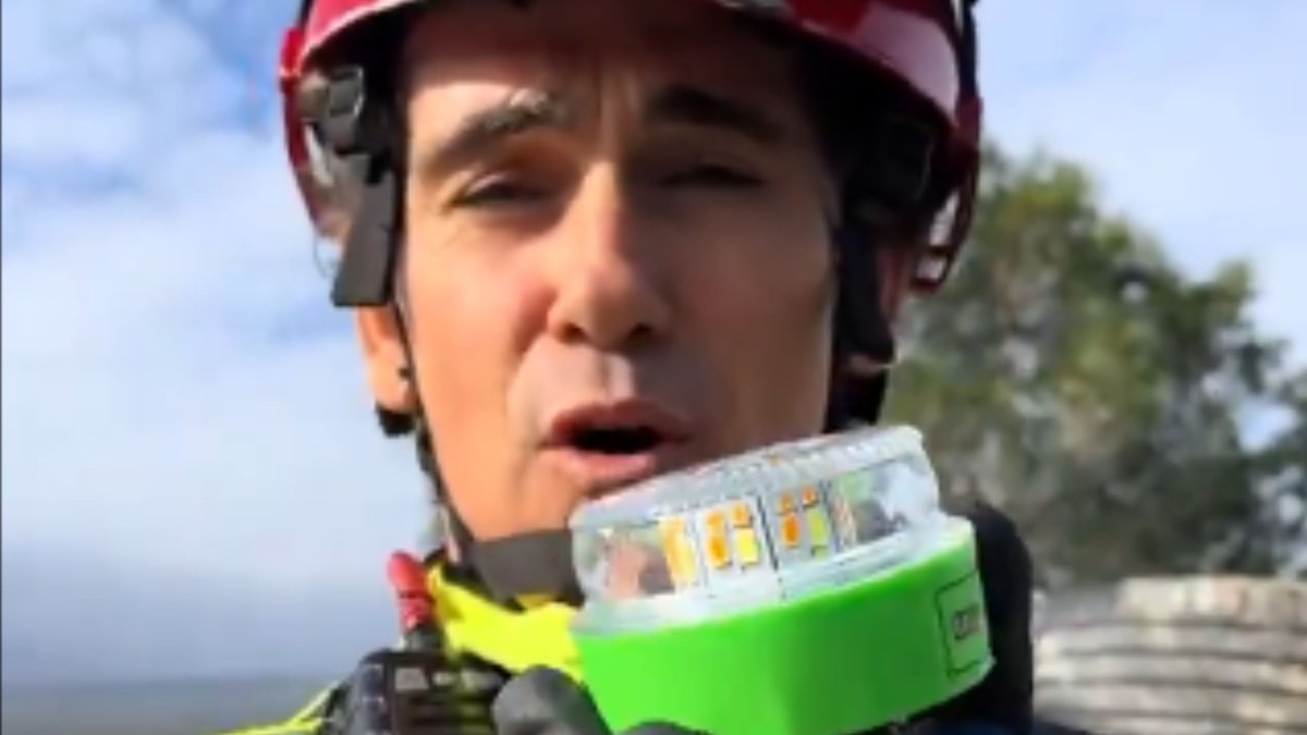 Edi Díaz, bombero en Valencia, sostiene la baliza V16.