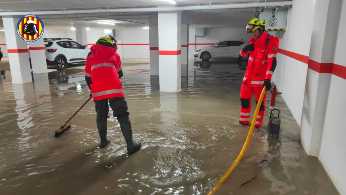 Trabajos de achique en un garaje de los bomberos en Catarroja