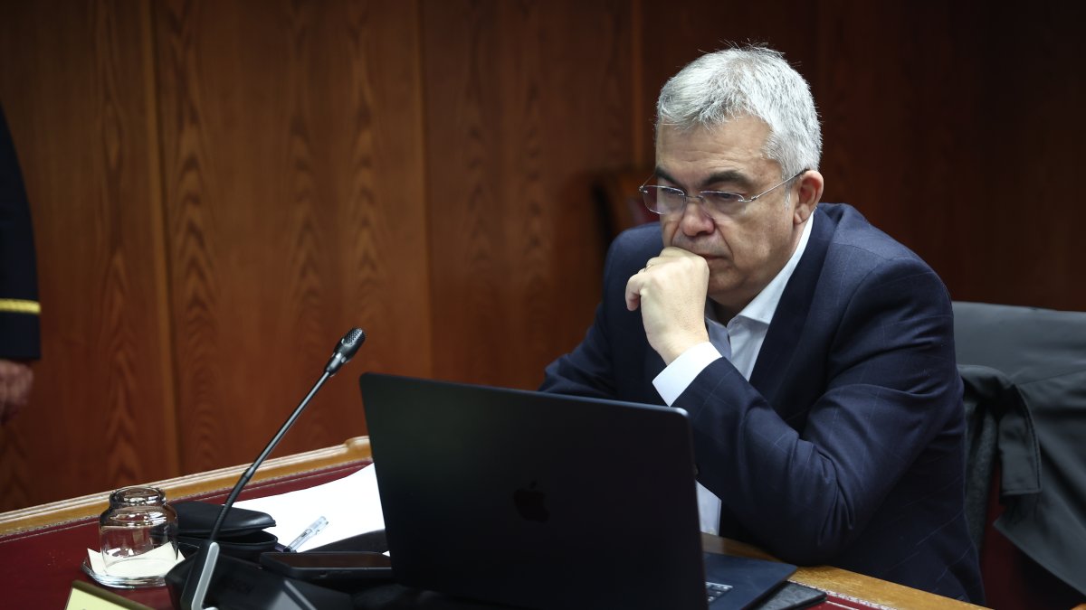El ex secretario de Organización del PSOE Santos Cerdán comparece ante la Comisión de Investigación del ‘caso Koldo’, en el Senado, a 17 de diciembre de 2025, en Madrid (España). Cerdán comparece ante la comisión casi un mes después de salir de prisión, donde permaneció cinco meses tras la publicación de un informe de la Unidad Central Operativa (UCO) de la Guardia Civil que le situaba como epicentro de una presunta trama corrupta de cobro de mordidas a cambio de adjudicaciones de obra pública. Se trata de la segunda ocasión en la que comparece ya que fue interrogado por este foro hace unos meses cuando estaba al frente de la secretaría de Organización del PSOE.

Eduardo Parra / Europa Press
17/12/2025