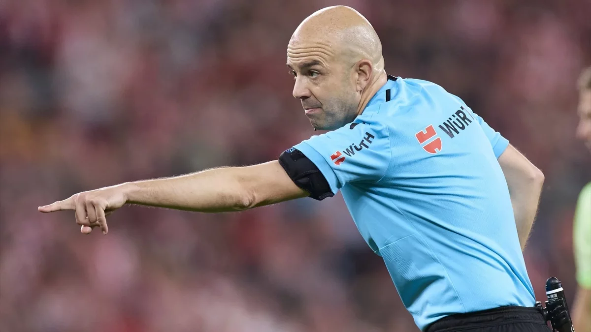 El colegiado González Fuertes arbitrando un partido