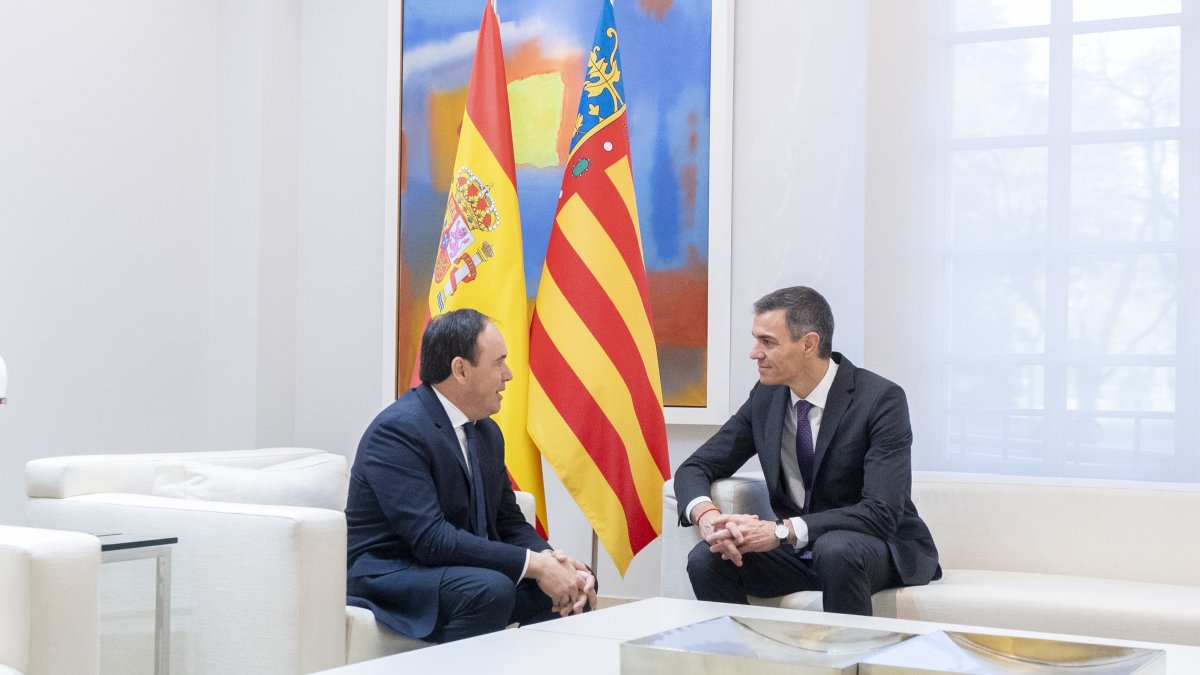 El presidente del Gobierno, Pedro Sánchez, y el presidente de la Generalitat valenciana, Juanfran Pérez Llorca, durante una reunión, en el Palacio de La Moncloa.