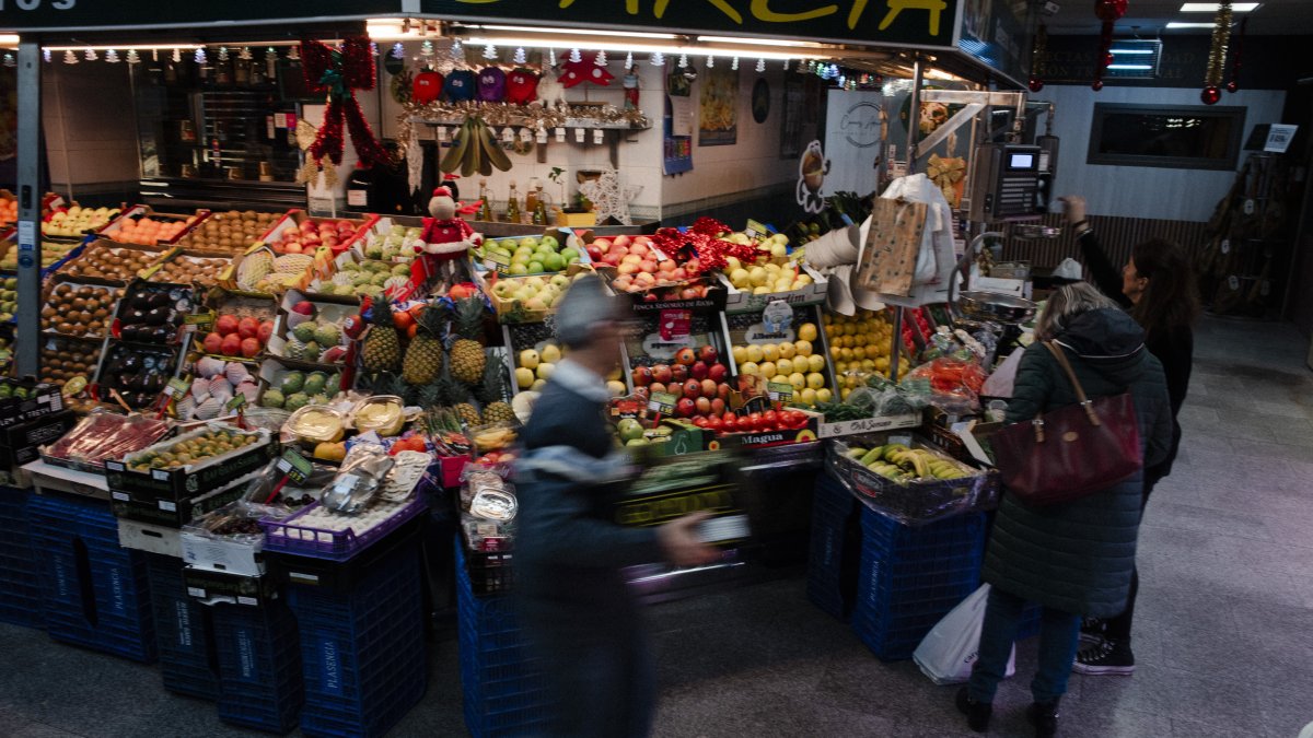 Varias personas realizan sus últimas compras antes de la cena de Nochebuena, a 24 de diciembre de 2024, en Madrid (España).
Mateo Lanzuela / Europa Press
24/12/2024