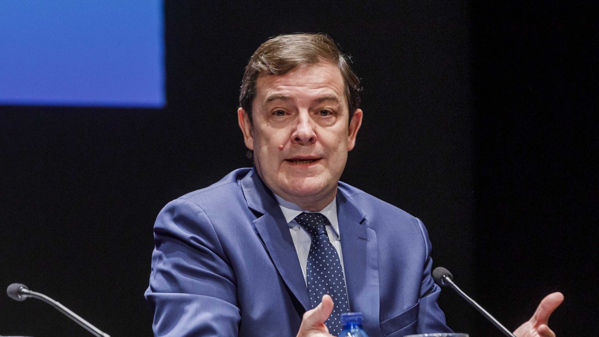 El presidente de la Junta de Castilla y León, Alfonso Fernández Mañueco, participa en el acto de presentación del libro 'El arte de gobernar', de Mariano Rajoy, en el Teatro Juan Bravo 16/12/2025