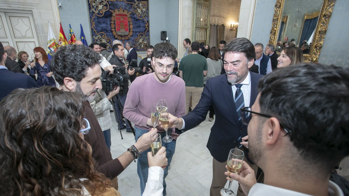El alcalde de Alicante brinda con los informadores.
