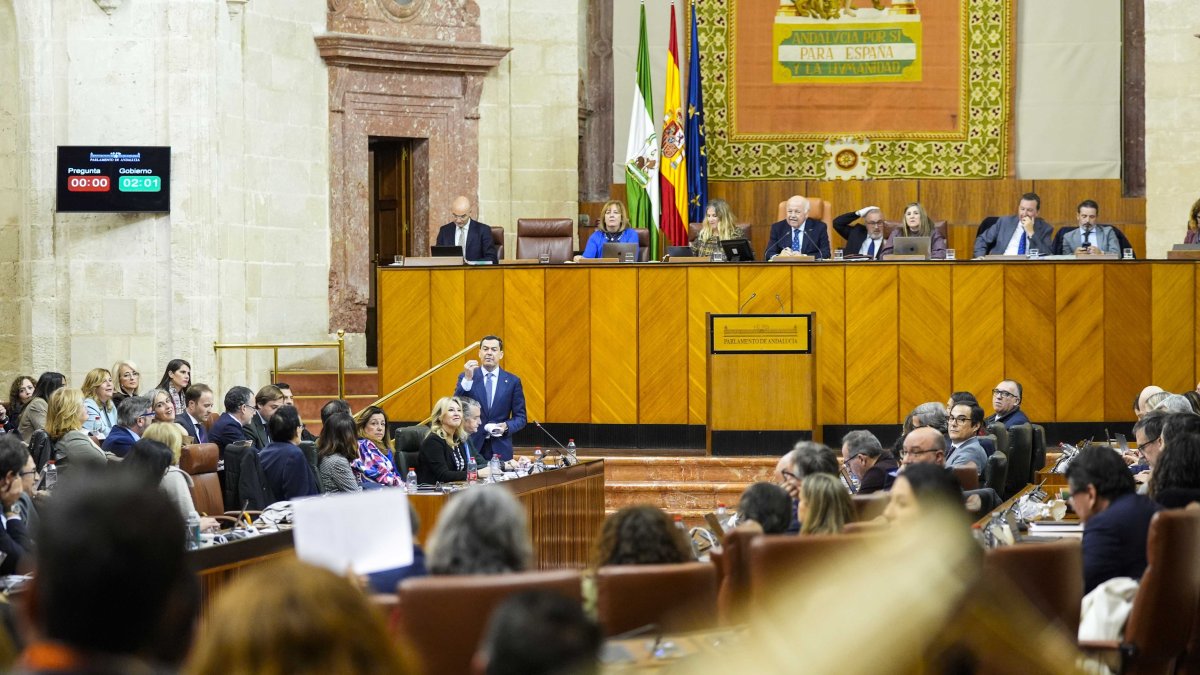 Sesión del anterior pleno del Parlamento andaluz durante una intervención de Juanma Moreno.