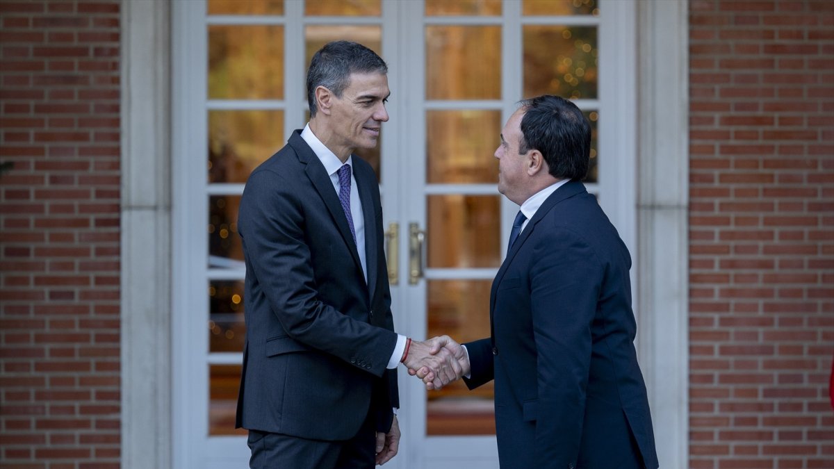 El presidente del Gobierno, Pedro Sánchez (i), y el presidente de la Generalitat valenciana, Juanfran Pérez Llorca (d), durante una reunión, en el Palacio de La Moncloa 17/12/2025