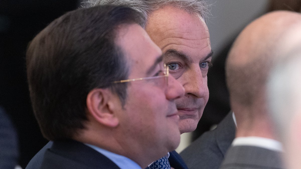 El ministro de Asuntos Exteriores, José Manuel Albares, y el expresidente del Gobierno José Luis Rodríguez Zapatero.
