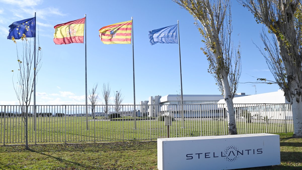 Archivo - Cartel de la fábrica de Stellantis, a 10 de diciembre de 2024, en Figueruelas, Zaragoza, Aragón (España).