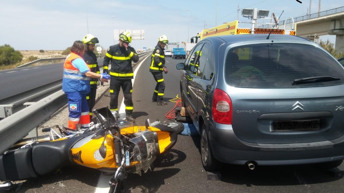 Imagen de archivo de un accidente de tráfico con un motorista fallecido en Andalucía.