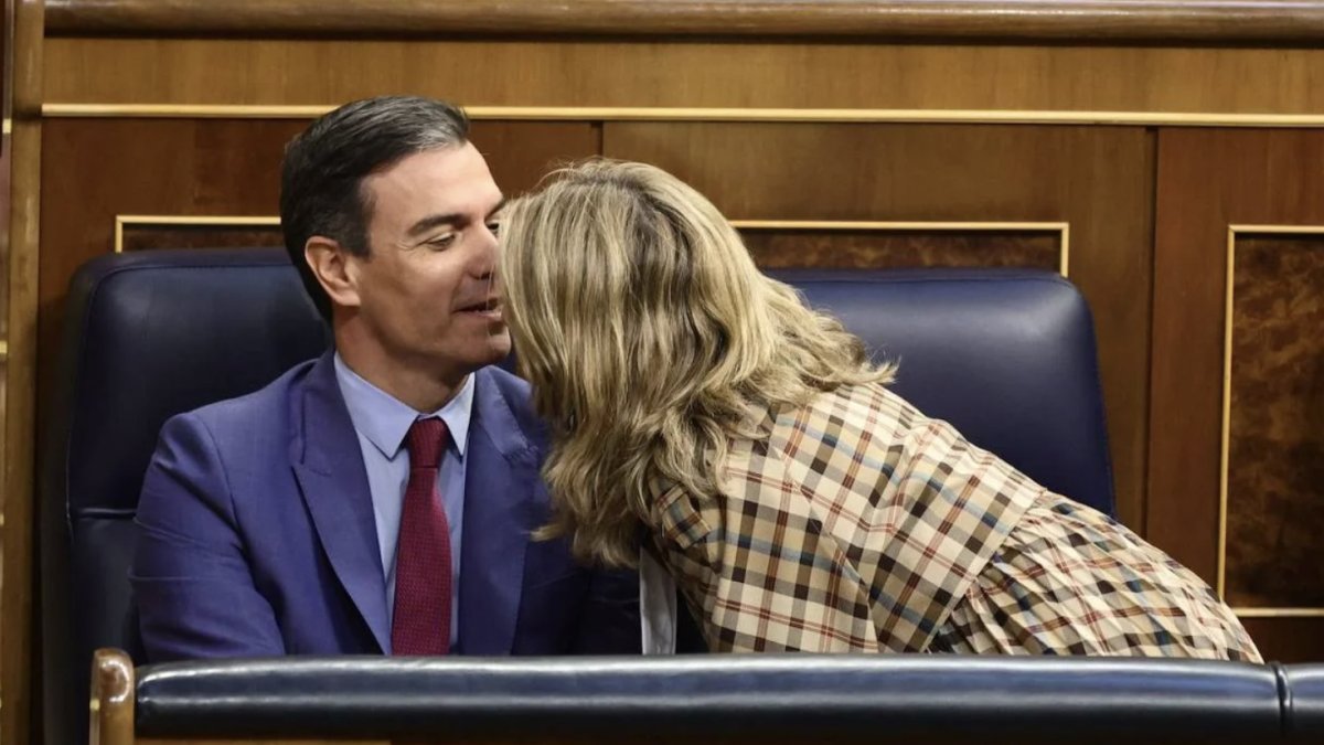 Yolanda Díaz besa a Pedro Sánchez en el Congreso