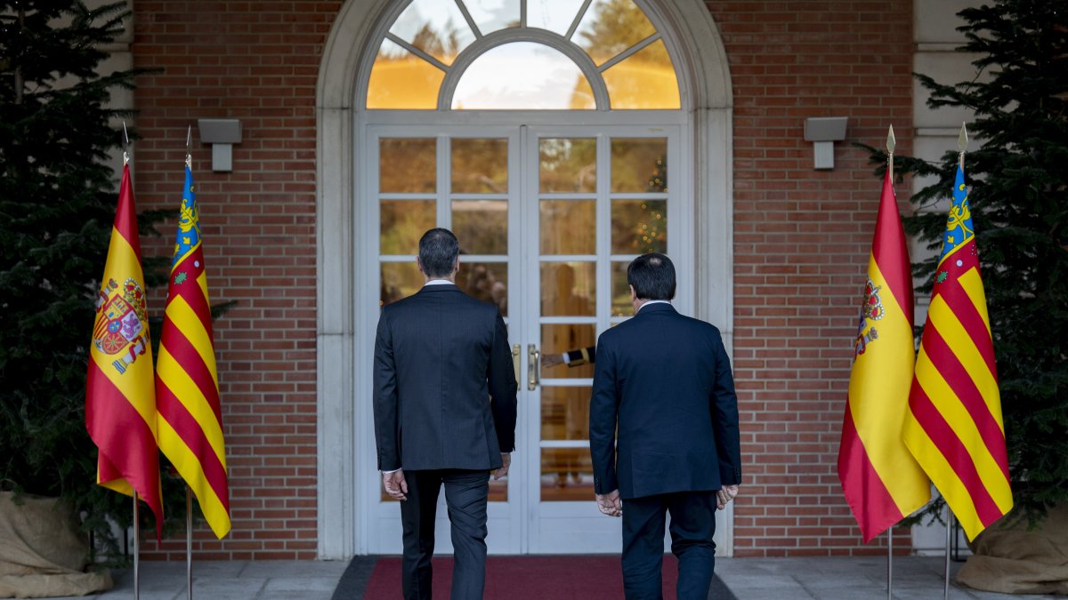 El presidente del Gobierno, Pedro Sánchez, y el presidente de la Generalitat valenciana, Juanfran Pérez Llorca, durante una reunión, en el Palacio de La Moncloa.