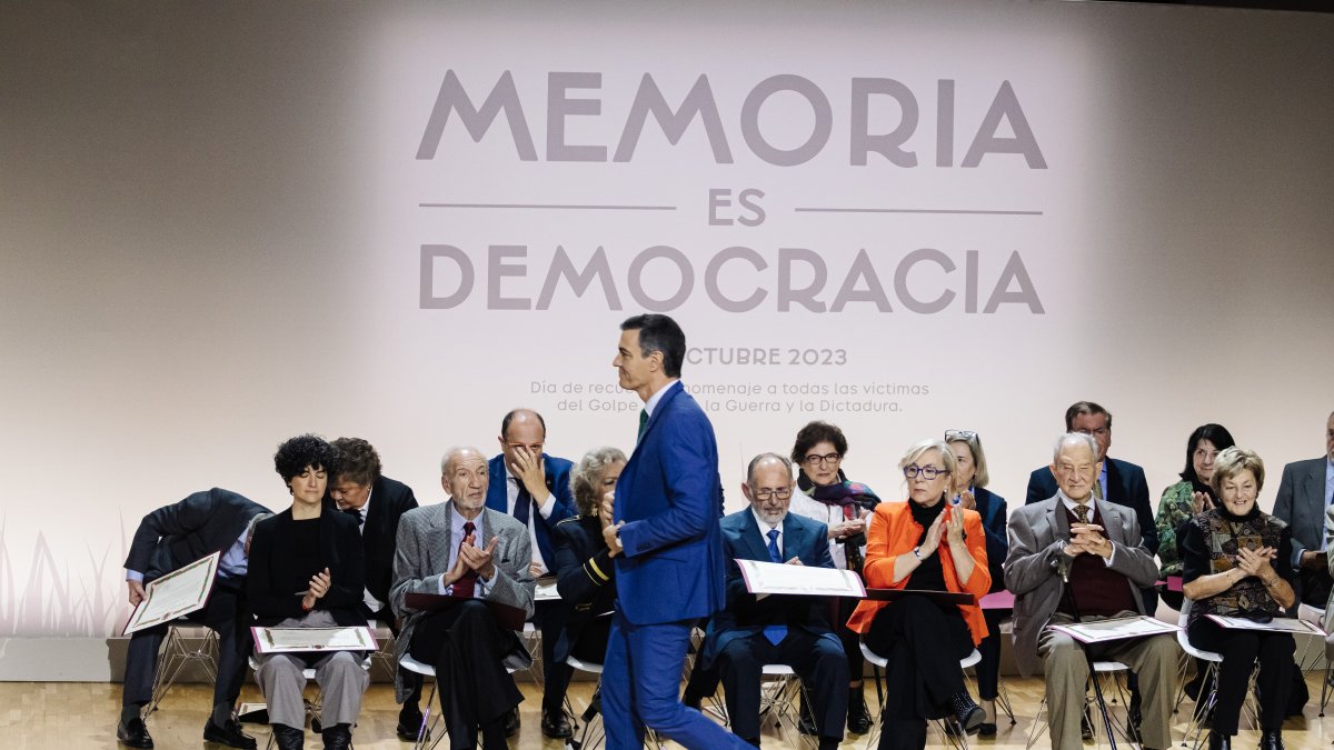 Pedro Sánchez (c), en un acto de Memoria Democrática. De la suya