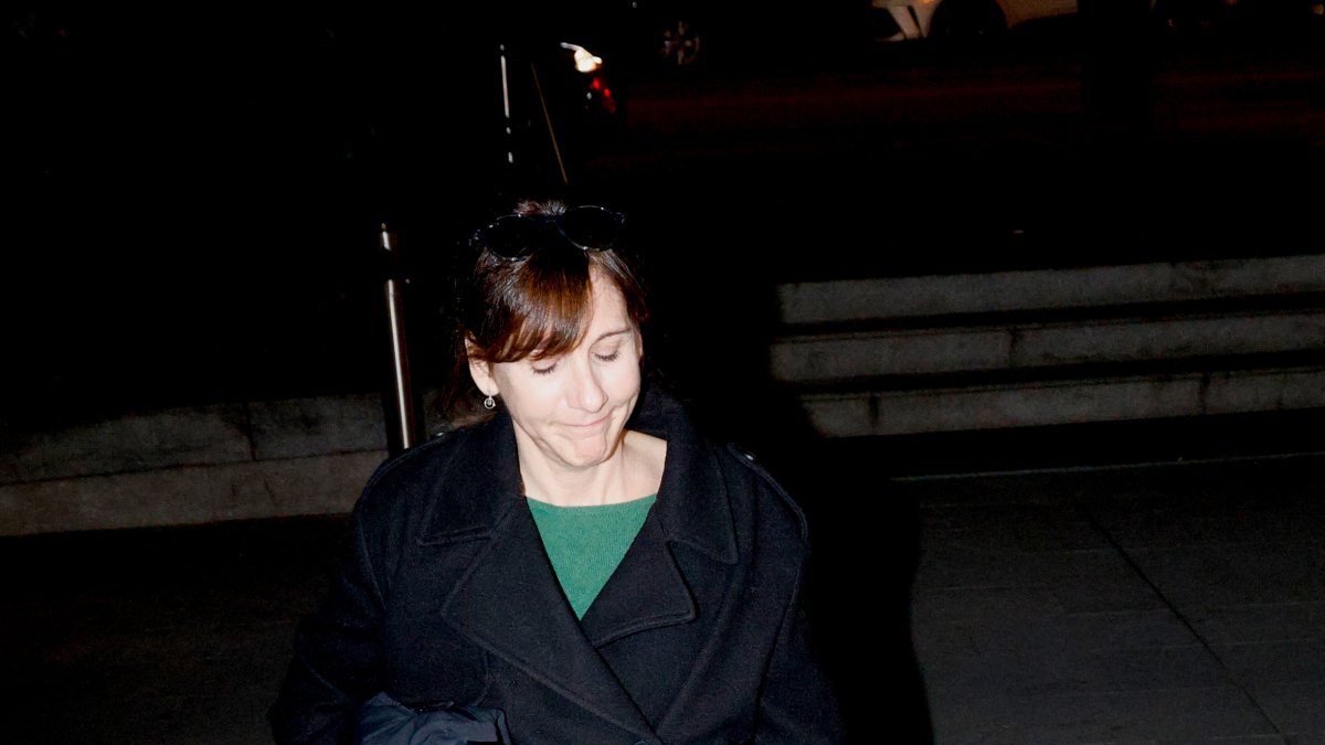 Malena Alterio, llegando al tanatorio tras el fallecimiento de su padre Héctor