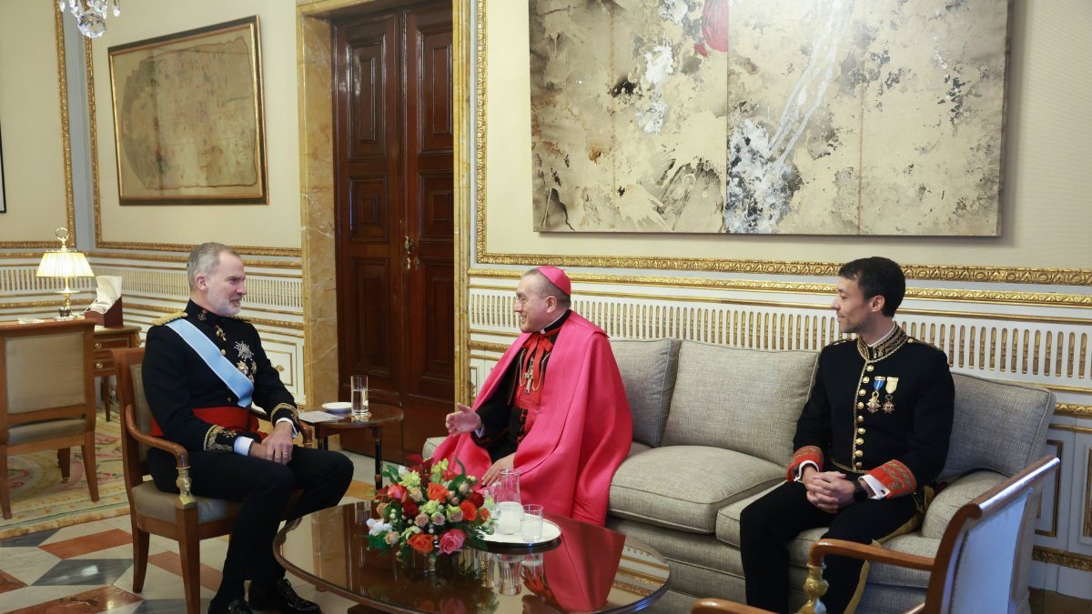 Una imagen de la recepción del Rey Felipe con el 'embajador' de la Santa Sede.