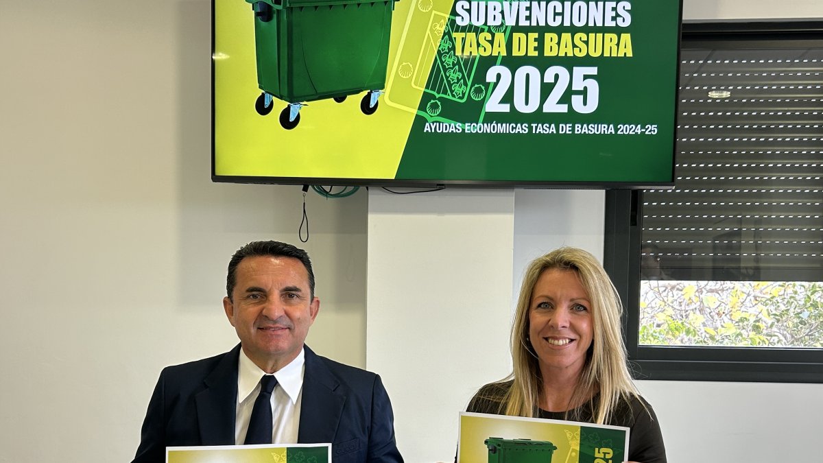 El alcalde de La Nucía, Bernabé Cano y la concejala de Hacienda, Jessica Gommans, presentan el inicio de solicitud de las ayudas.