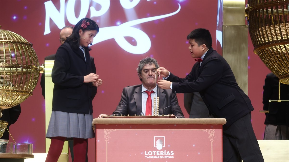 Dos niños del Colegio de San Ildefonso, cantan un cuarto premio de la Lotería de Navidad, durante la celebración del Sorteo Extraordinario de la Lotería de Navidad 2025