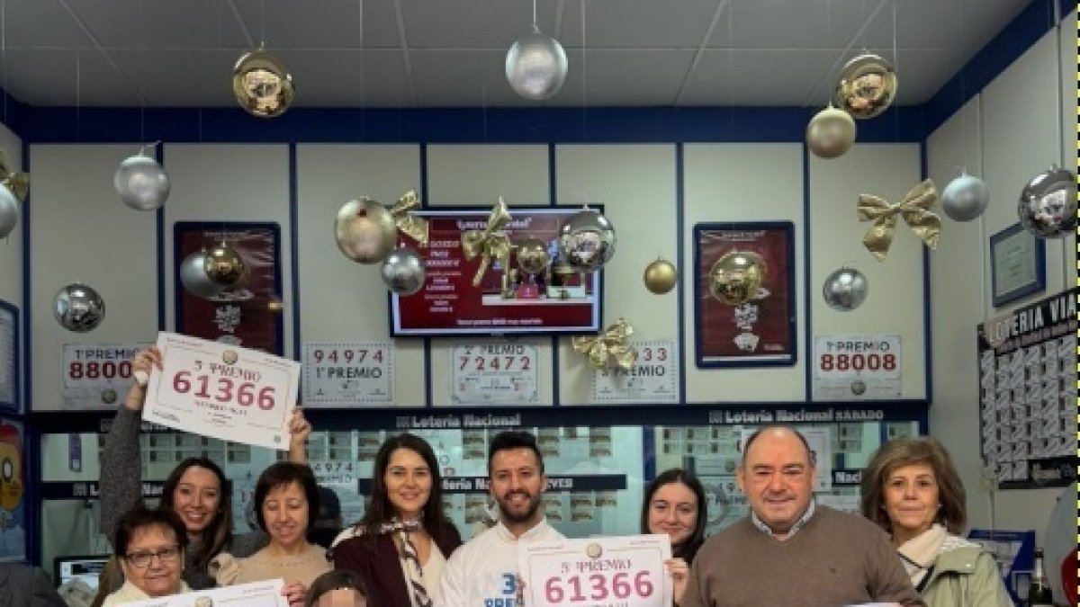 'La Estrella' de Gandia reparte dos series del 3º y 5º premio y apura la suerte: ayer vendió el último décimo