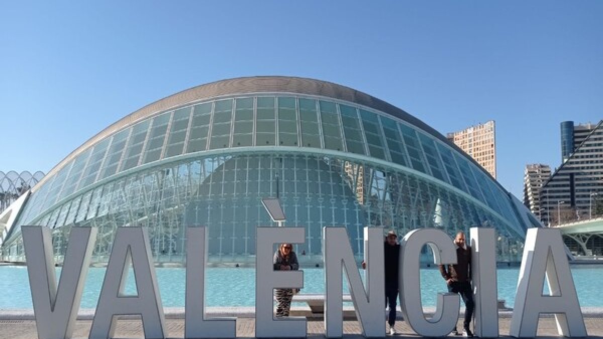 Cartel con el nombre de la ciudad en las Ciudad de las Artes y las Ciencias