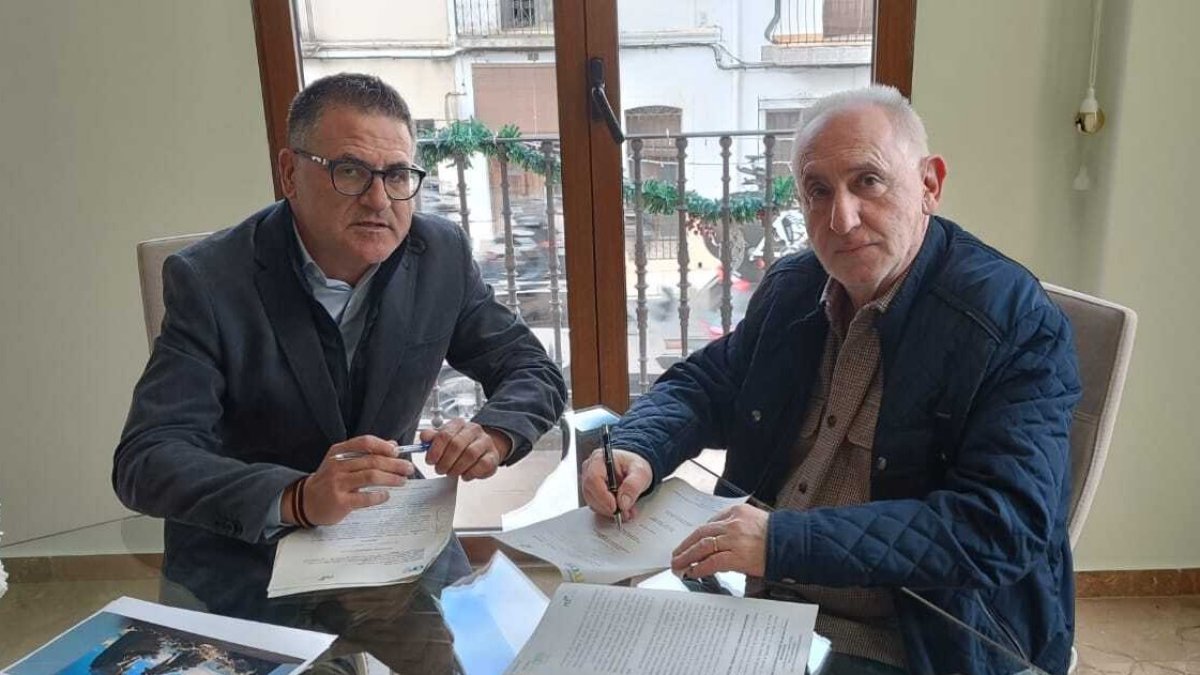 Momento de la firma del convenio entre Consorci Mare y el municipio de Murla.