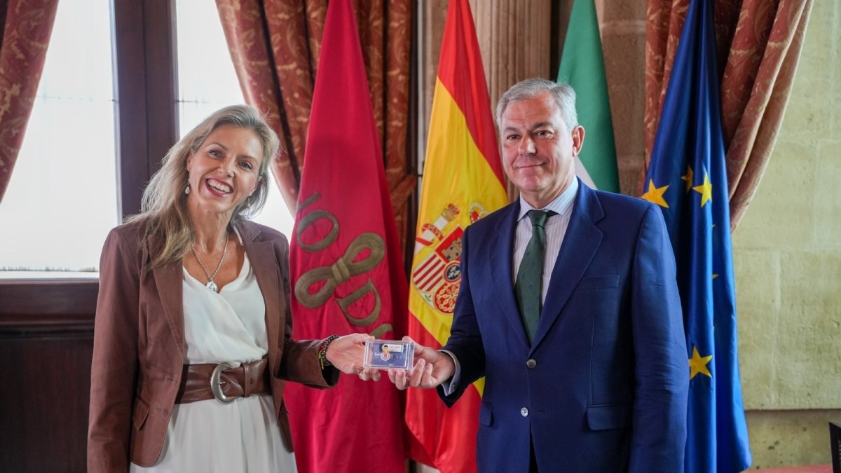 La concejal de Vox en Sevilla, Cristina Peláez, y el alcalde de Sevilla, José Luis Sanz.