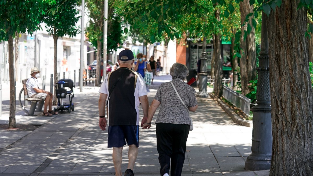 Una pareja de ancianos camina por la calle cogida de la mano, a 27 de julio de 2021, en Madrid, (España). 
A. Pérez Meca / Europa Press
27/7/2021