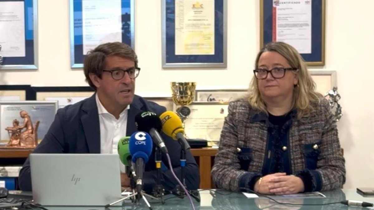 El concejal de aguas de Elche, Juan de Dios Navarro, junto a la gerente de Aigues d'Elx, María José Toledo.