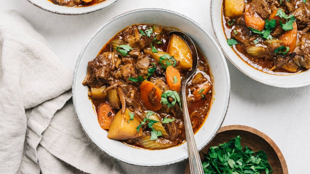 Patatas con carne, un guiso tradicional que gana sabor con el reposo y se disfruta aún más al día siguiente.