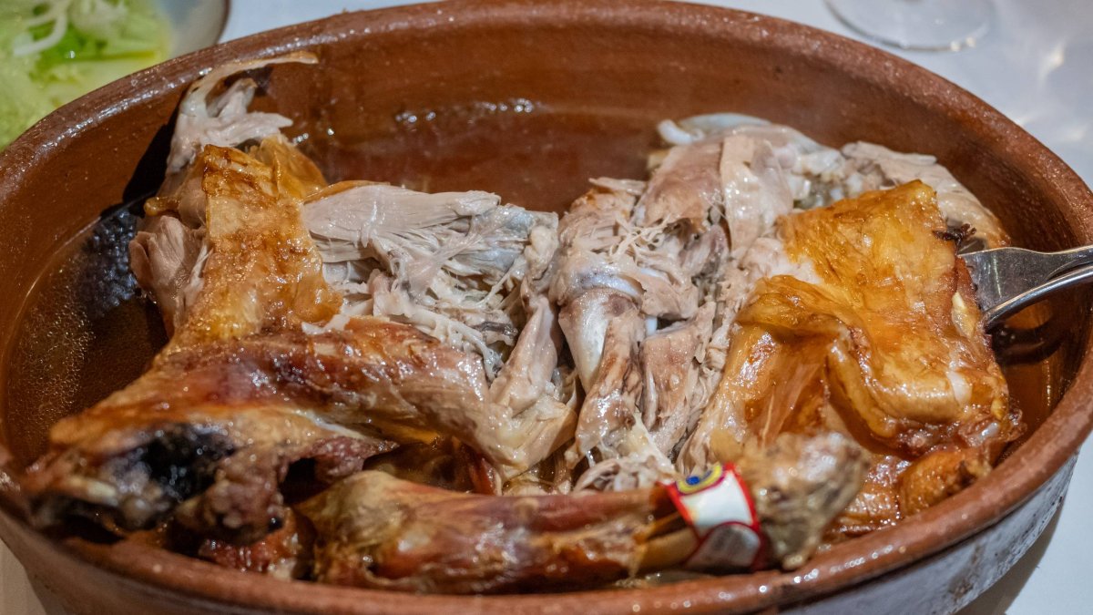 El cordero al horno es uno de los platos más fiables de la Navidad: se prepara con antelación, pasa horas en el horno y rara vez falla.
