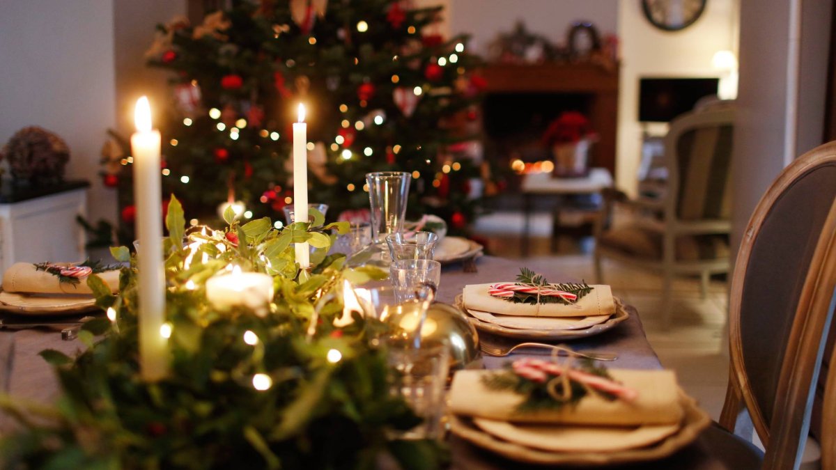 Aunque la decoración siga siendo impecable, este año sentarse a la mesa en Navidad será un lujo para muchos hogares españoles, según el informe de la OCU.