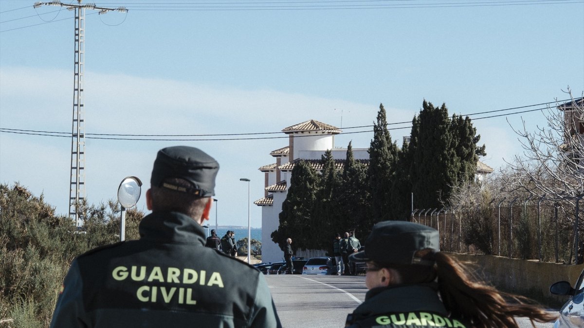 Dispositivo de la Guardia Civil en las cercanías de una vivienda en Elche donde se han atrincherado los presuntos okupas asesinos