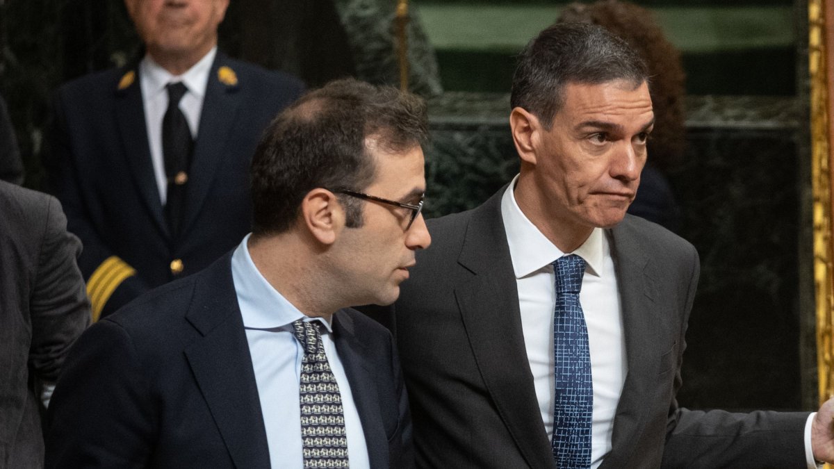 El ministro de Economía, Carlos Cuerpo y el presidente del Gobierno, Pedro Sánchez, llegan al Congreso de los Diputados.