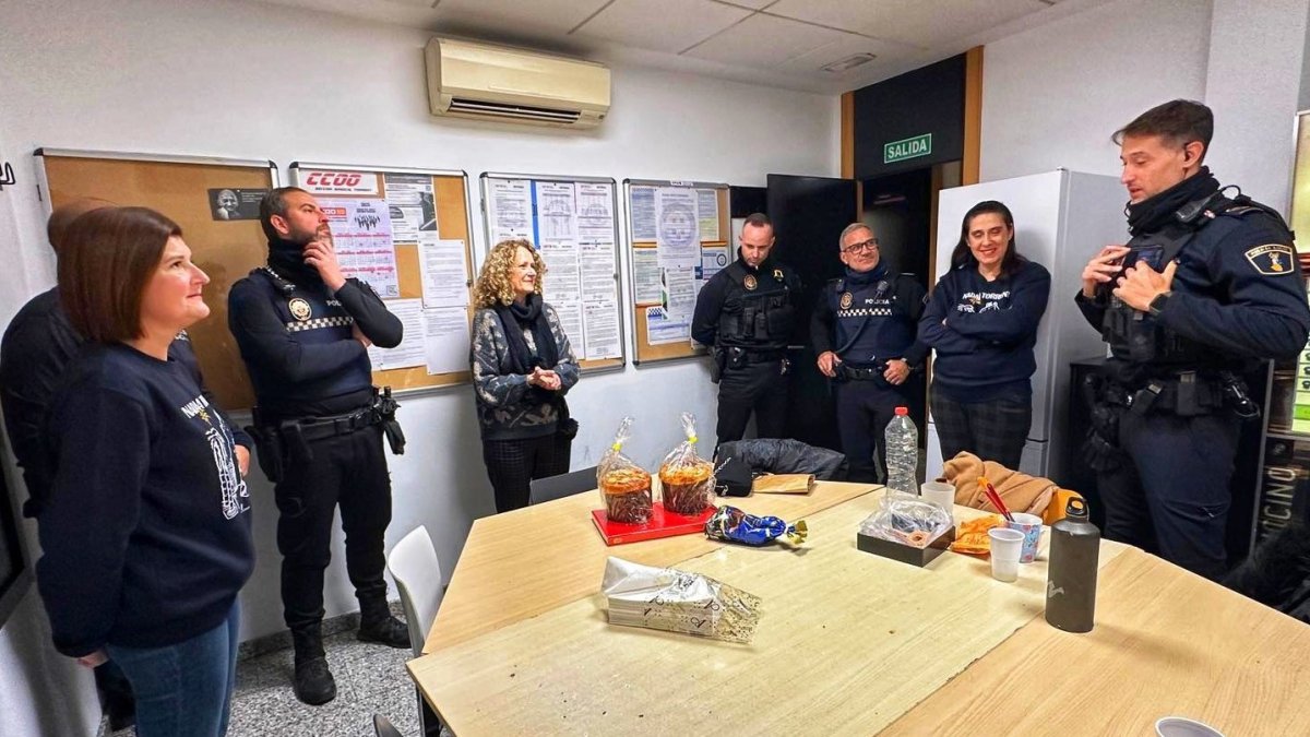 Amparo Folgado, en la Comisaría de la Policía Local de Torrent durante la Nochebuena.