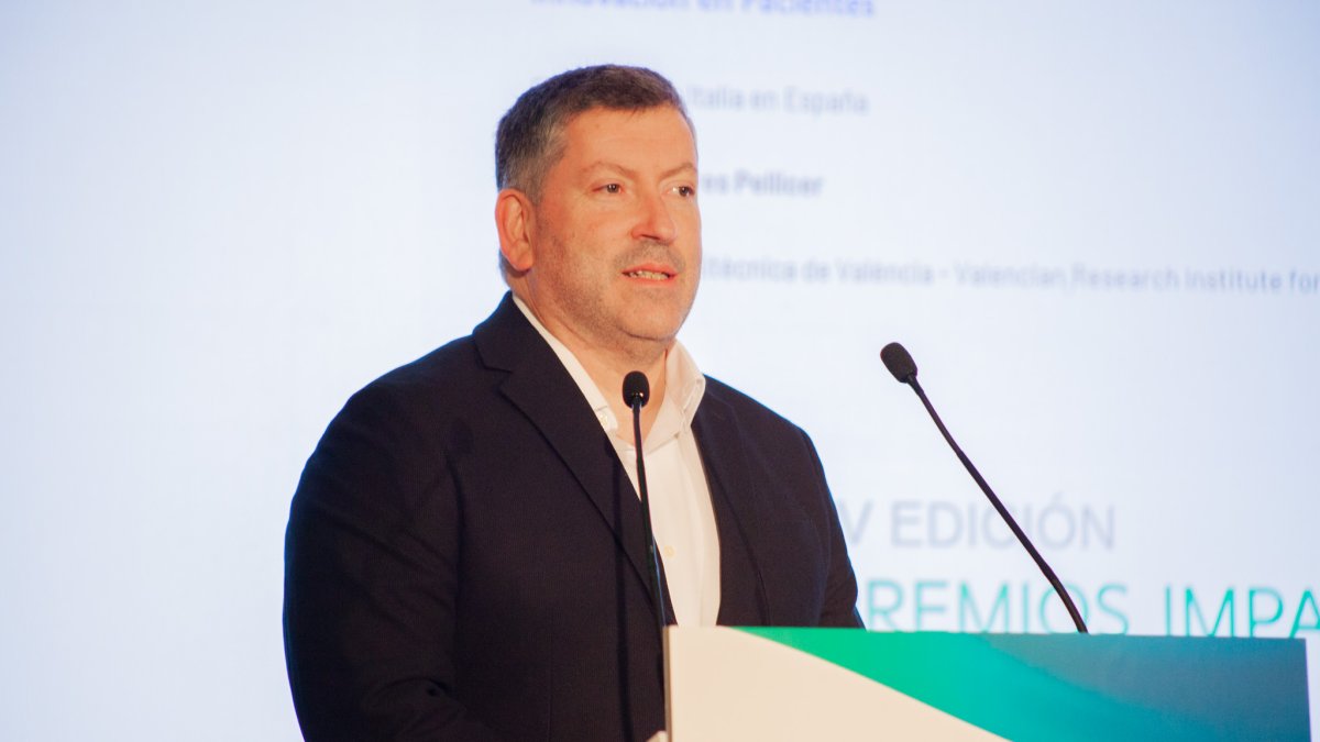 Jordi Linares Pellicer, en el momento de recibir el Premio Imaparable a la Innovación en Pacientes.