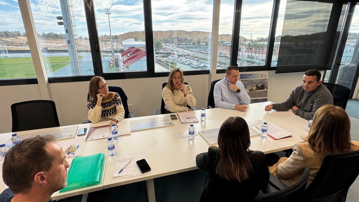 Reunión de los representantes municipales, encabezados por el alcalde Bernabé Cano, y las presidentas de las tres AMPAs de La Nucía.