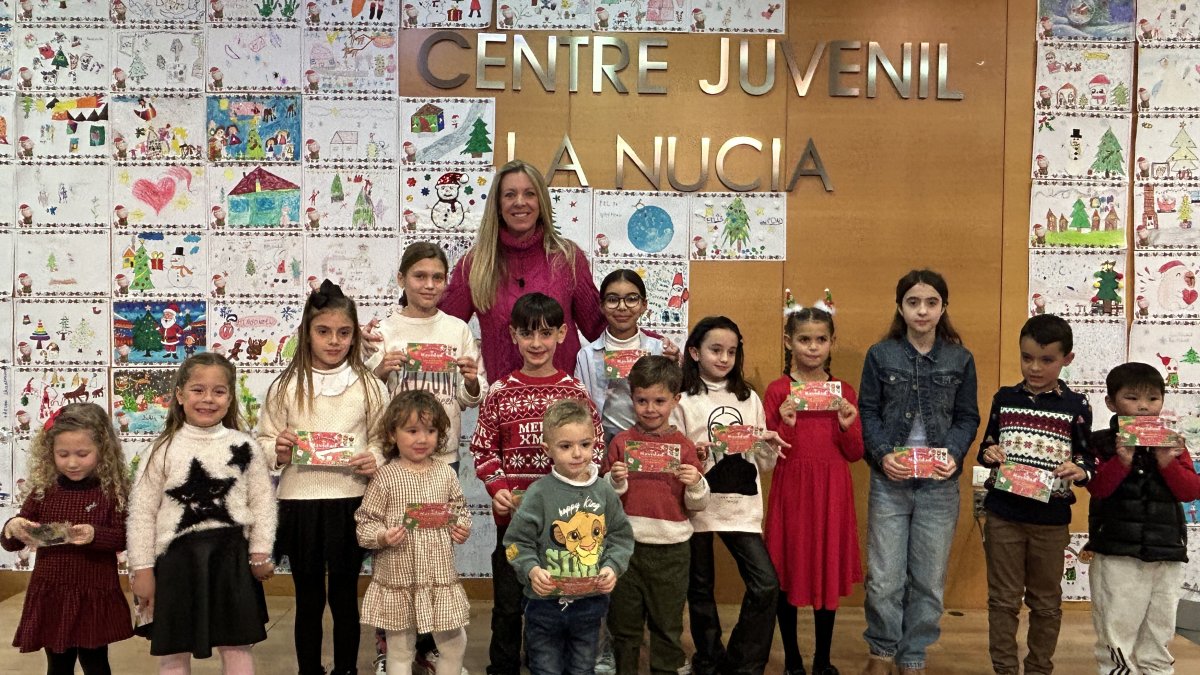 Pequeños dibujantes participantes en el Concurso de Dibujo de La Nucía.